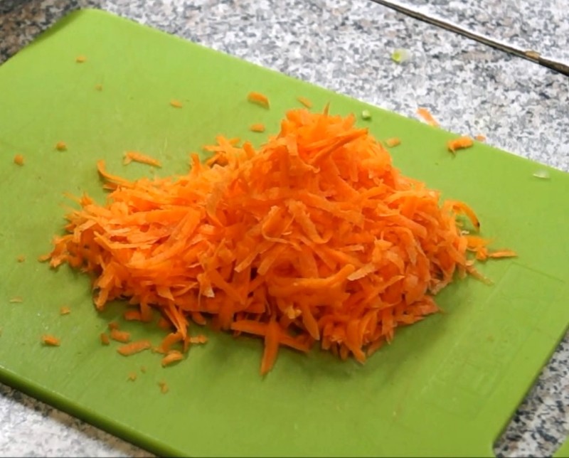 Натираем на терке морковь
