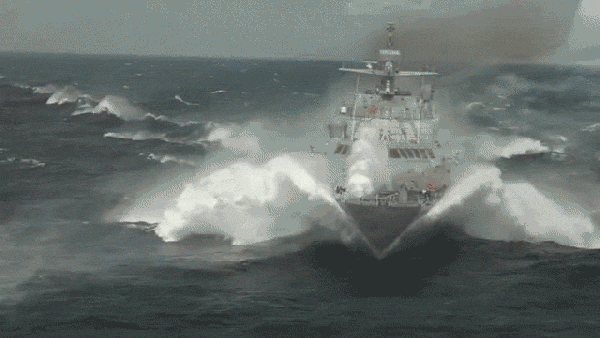 Корабль движущийся на кипящей воде