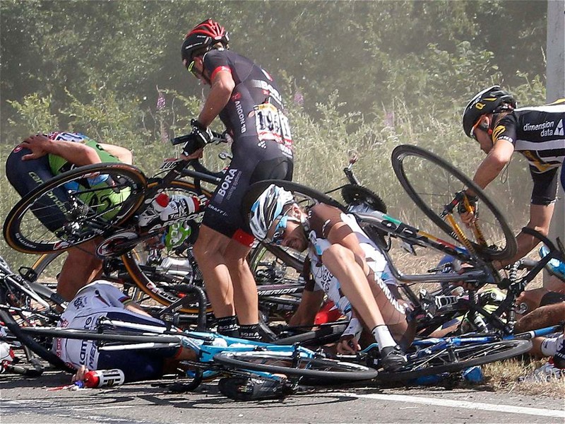 6. Массовый велозаезд "Тур де Франс" потерял равновесие 