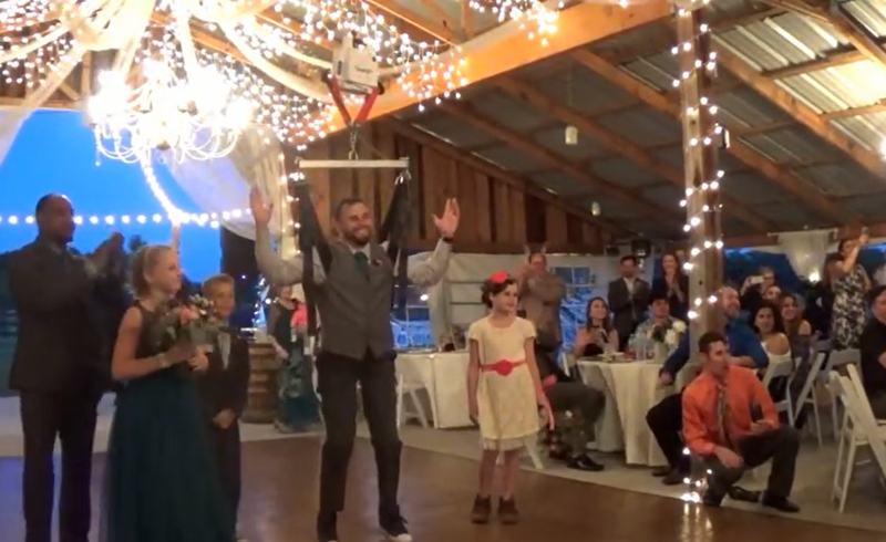 Парализованный жених удивил свою невесту, исполнив с ней свадебный танец необычным способом