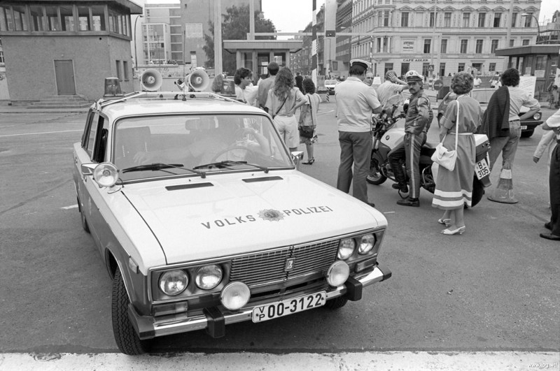 На фото запечатлена встреча на Friedrichstrasse полицейских народных ГДР–овских (Volkspolizei) и западногерманского на мотоцикле.