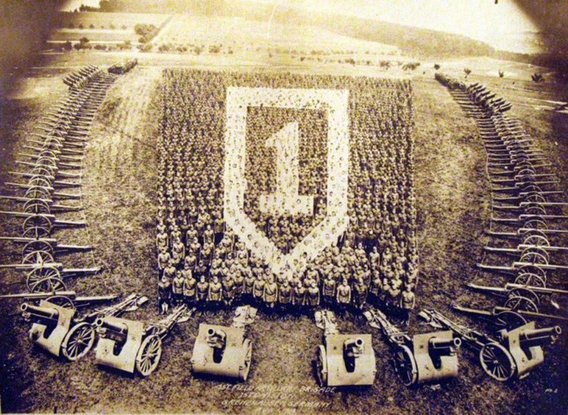 Американские артиллеристы. Живой коллаж по случаю победы в Первой мировой, Германия, 1918 год.