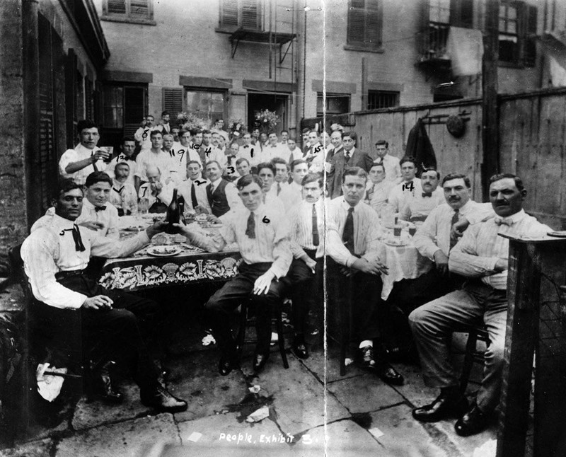 Гангстеры празднуют убийство вожака враждующей с ними банды, Нью-Йорк, 1916 год.