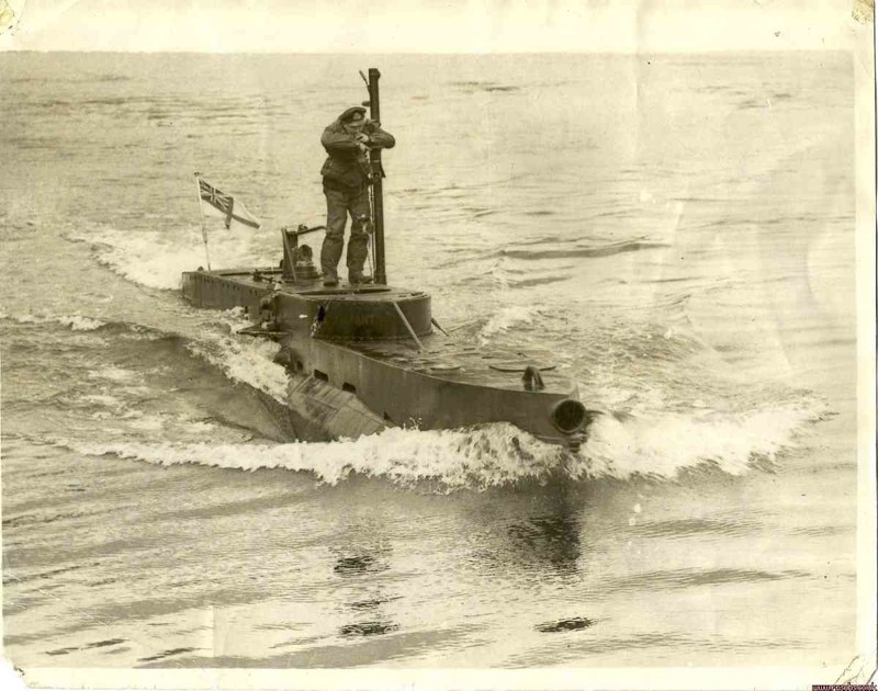 Подводная лодка Миджет X6 с личным именем Пикер-2 и ее командир лейтенант Дональд Камерон. Лодка участвовала в удачной атаке на Тирпиц.