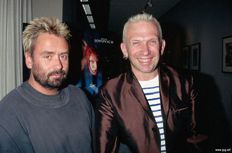 Люк Бессон и Жан–Поль Готье на премьере фильма «Пятый элемент», 1997 год, Франция