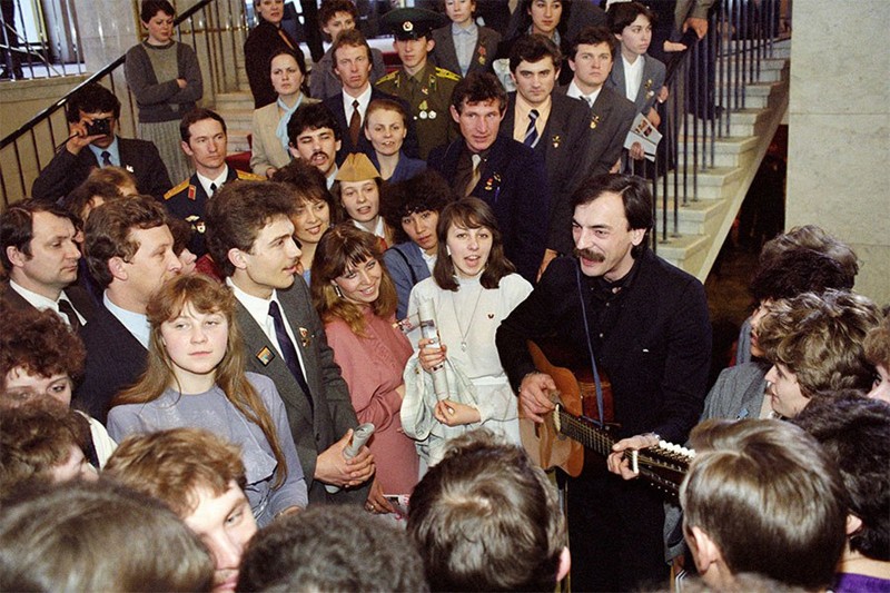 Михаил Боярский среди делегатов ВЛКСМ в перерыве между заседаниями. 1987 год.