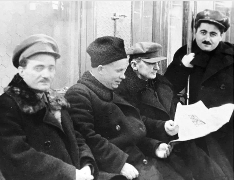Хрущёв и Берия едут в вагоне Московского метрополитена, 1935 год.