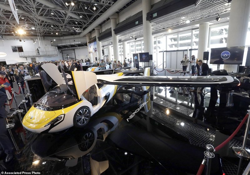 В Монако показали серийный летающий автомобиль
