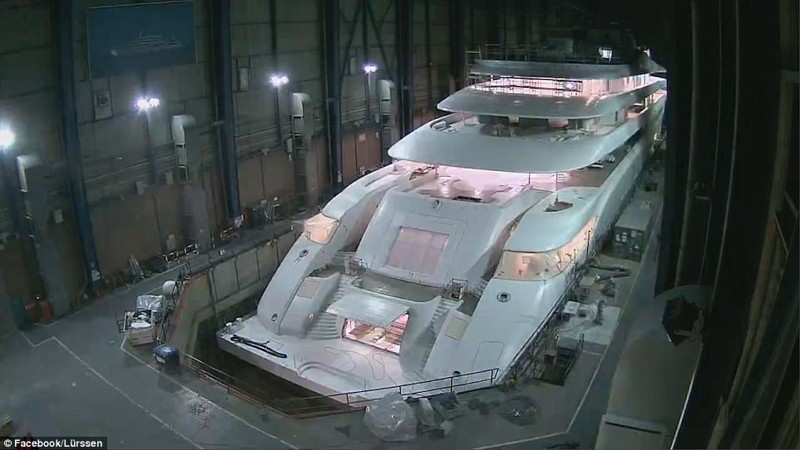Массивная яхта спроектирована таким образом, чтобы частная жизнь находящихся на ее борту оставалась частной!