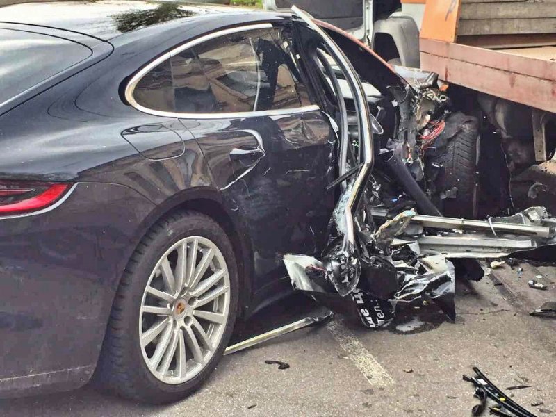 Новый Porsche Panamera 4S стоимостью 6 миллионов 300 тысяч рублей получил значительные повреждения. 