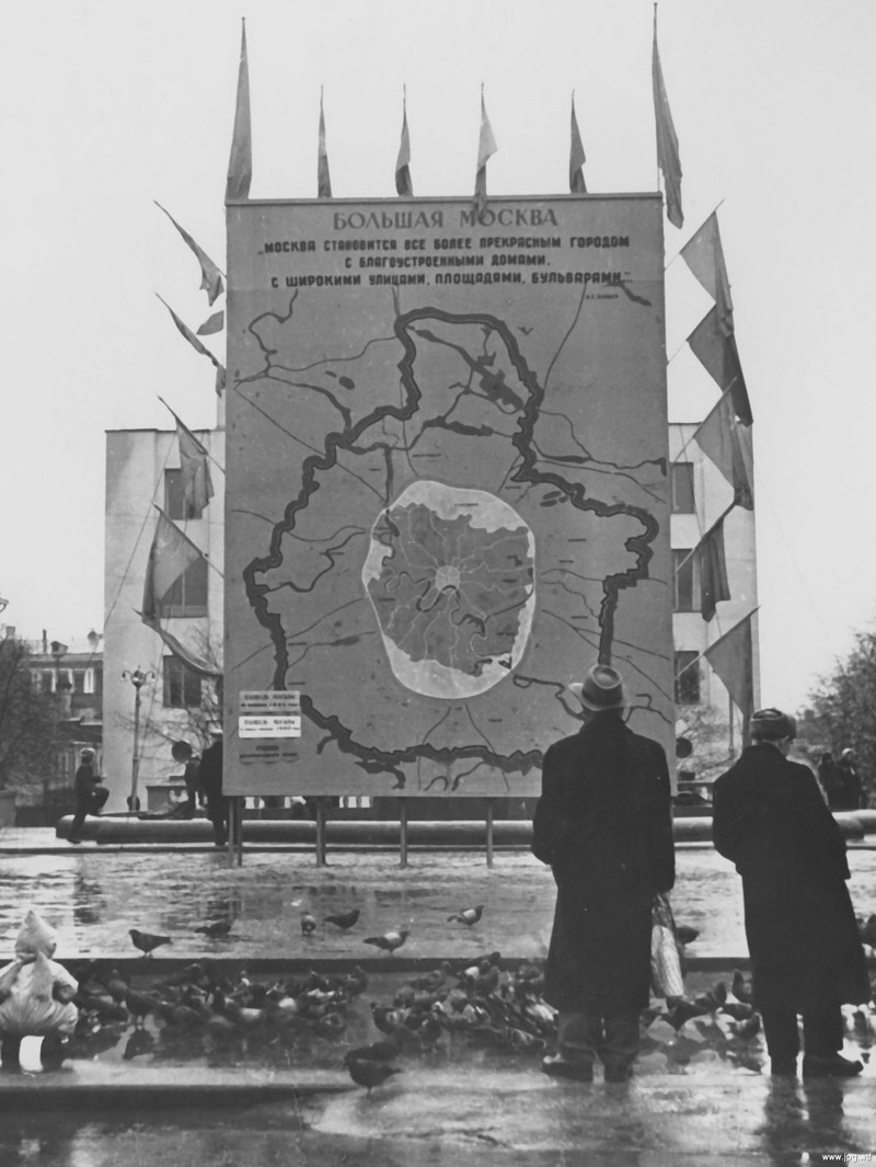 Прохожие рассматривают карту с новой и перспективной территорией Москвы, 1960 год, Москва
