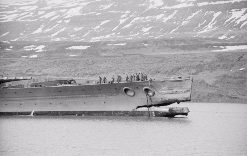  Повреждения британского линкора HMS "King George V" после столкновения с эсминцем HMS "Punjabi" в густом тумане 1 мая 1942 года