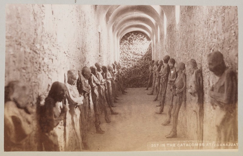 В катакомбах Гуанахуато, Мексика, 1897 год.