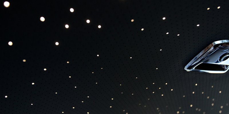 Одна из самых популярных опций – звездное небо на потолке лимузина. Его можно выключать или сделать ярче.