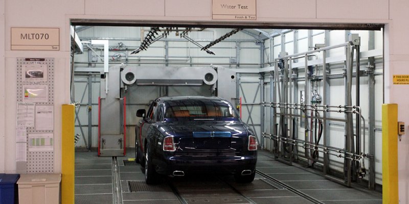 Собранный автомобиль проходит через систему тестов – его загоняют в водяную камеру и проверяют на герметичность. 
