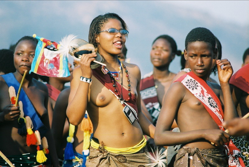 Тысячи голых девственниц на одном стадионе: как король Свазиленда выбирает жену от Anna за 26 апреля 2017 девственницы, король, свазиленд