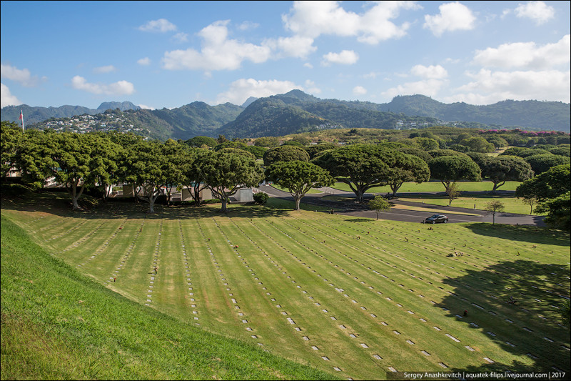 На Гавайах просто невероятной чистоты все вокруг и особенно кладбища. На фото мемориальное военное кладбище.