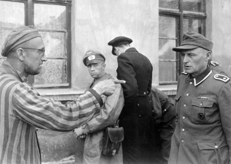 Русский узник,  освобожденный 3-й бронетанковой дивизии американской Первой  армии, определяет бывшего охранника лагеря, которые жестоко  избили заключенных 14 апреля 1945 года в концентрационный  лагерь Бухенвальд в Тюрингии, Германия