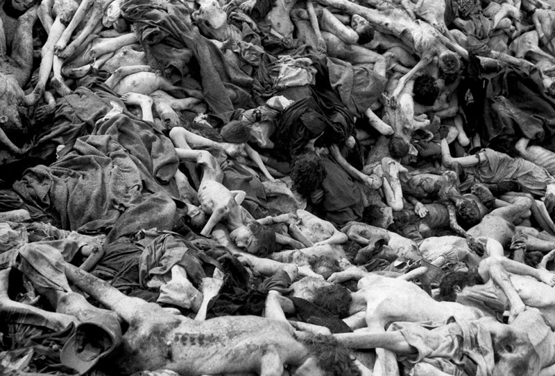 Груды мертвых в  Берген-Бельзен концлагерей 30 апреля 1945 года
