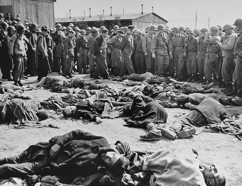 Генерал Дуайт Д.  Эйзенхауэр и другие американские офицеры в концлагере  Ордруфе, вскоре после освобождения лагеря в апреле 1945  года.