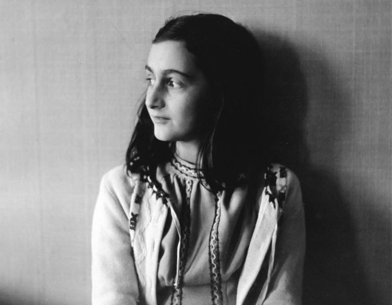 Анна Франк  умерла от тифа в возрасте 15 лет в Берген-Бельзен  концентрационном лагере,её посмертно опубликованный дневник   сделал ее символом всех евреев, погибших во Второй мировой  войне