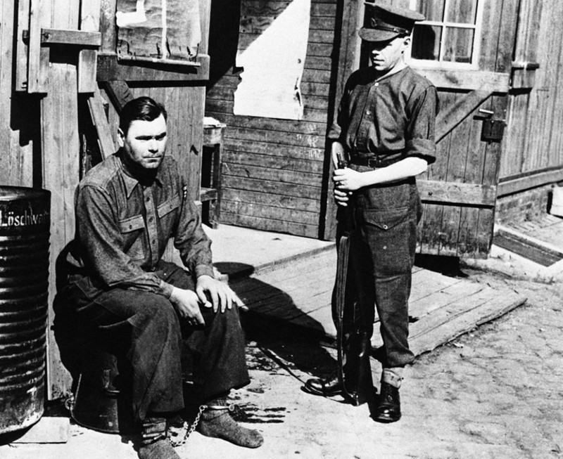 Иосифа Крамер,  комендант Берген-Бельзен после его ареста. сфотографировали  28 апреля 1945 года. Впоследствии он был казнён.
