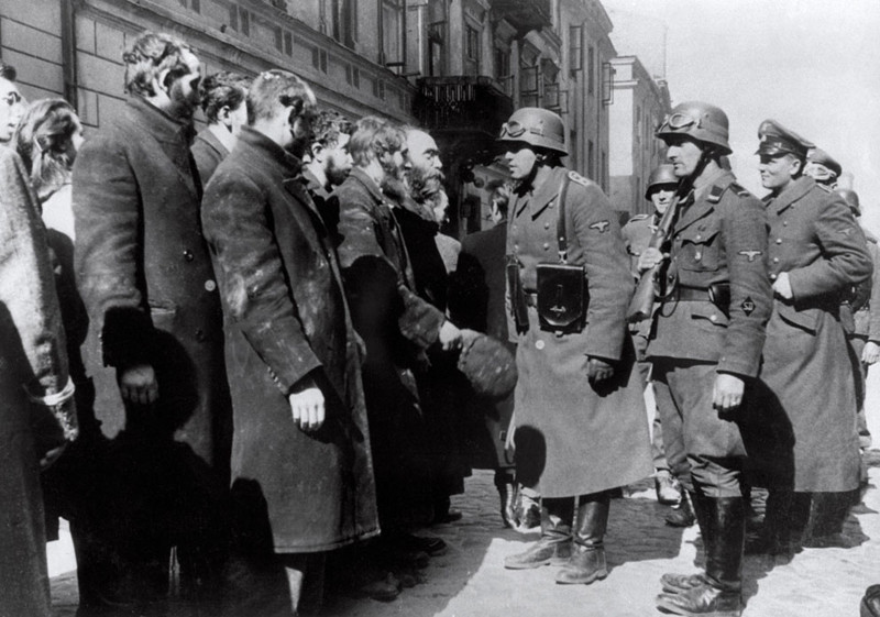 Немецкие солдаты  допрашивают евреев после восстания в Варшавском гетто в 1943  году