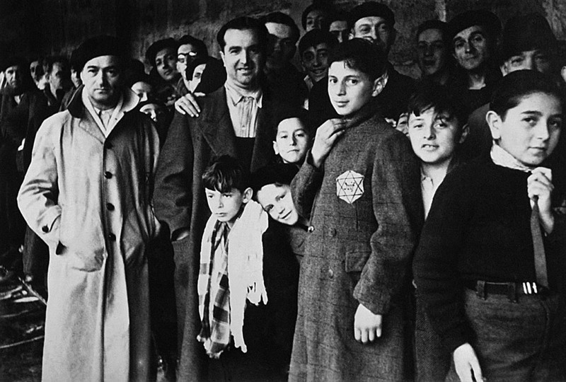 Евреев  депортируют в лагерь Дранси под Парижем, Франция, в 1942  году