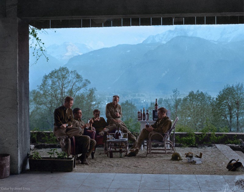 Американские офицеры побухивают в частной резиденции Гитлера в Баварии, в Альпах, 8 мая 1945 года.