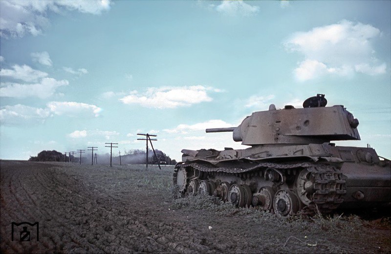 Советский танк, подбитый в 1941 году.