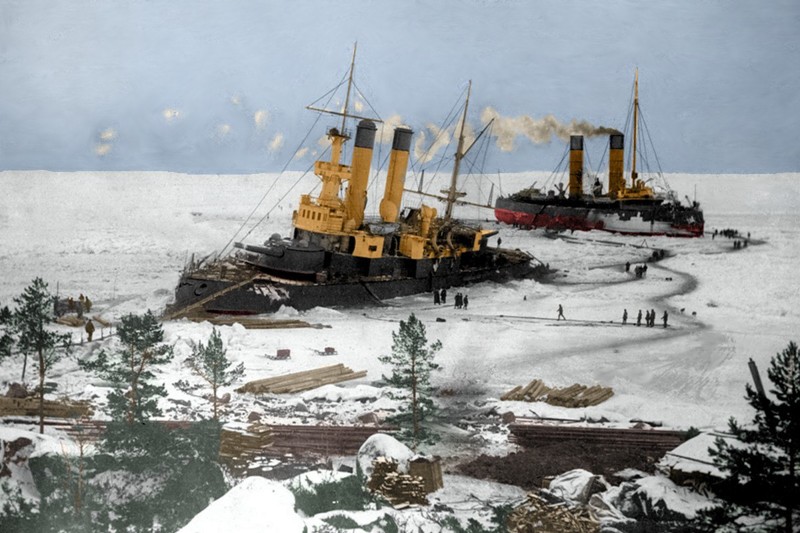 Первый в мире полярный ледокол - “Ермак“. Раскрашенное фото, на котором он изображен при снятии с камней броненосца береговой обороны "Граф Апраксин", 1899 год.