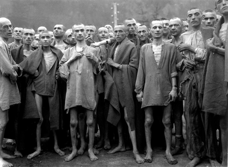 Голодные заключенные, почти умершие от голода, использовавшиеся для «научных» экспериментов. Концентрационный лагерь в Эбензее, Австрия.