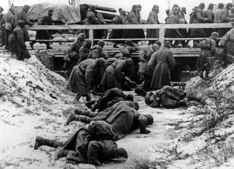 Пленные советские солдаты пытаются напиться из замерзшей реки, 1941 год.