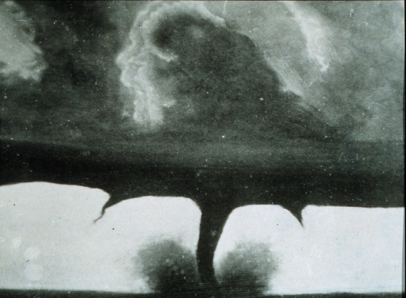 Первая фотография торнадо, Южная Дакота, США, 1884 год.