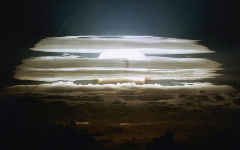 Первый воздушный взрыв водородной бомбы на атолле Бикини в Тихом океане, 20/21 мая 1956 года.
