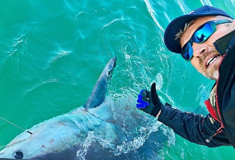 Селфи Оксенхэма и 200-килограммовой сельдевой акулы 