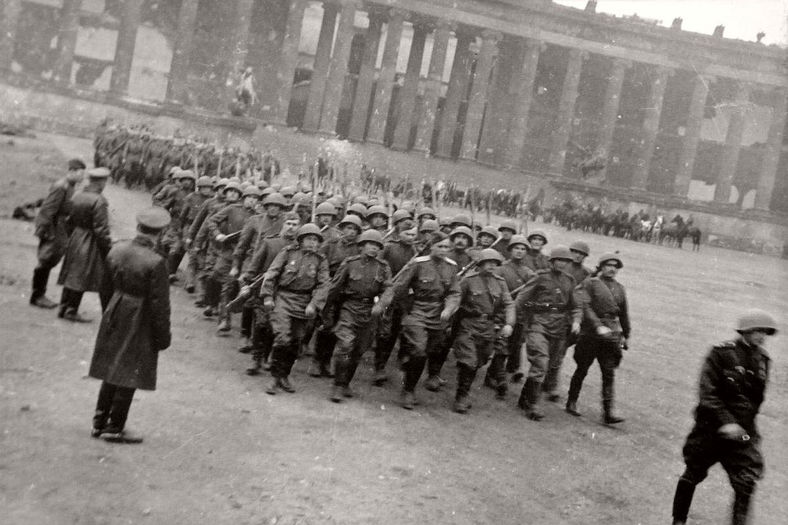 Берлин 5 мая 1945. Парад советских солдат в Берлине 1945. Советские солдаты в Берлине 1945 года. Парад Победы в Берлине 4 мая 1945 года. Советская армия в Берлине 1945.