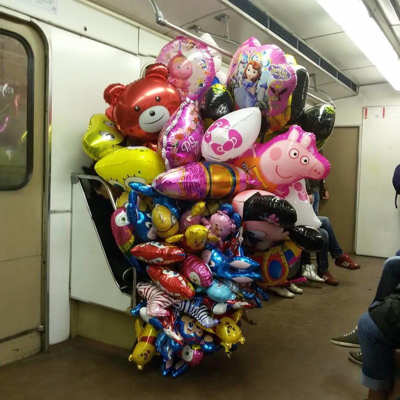Продавец воздушные шары. Продавец воздушных шаров. Шарики в метро. Воздушный шар и метро. В метро с воздушными шарами.