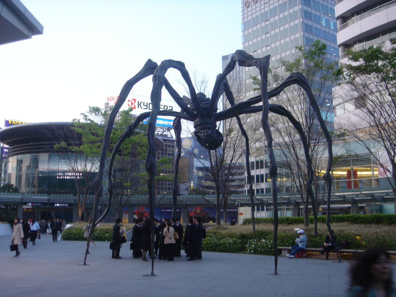 Паук Маман в Токио, Художественный музей Сантори , Национальный центр искусств  в Токио