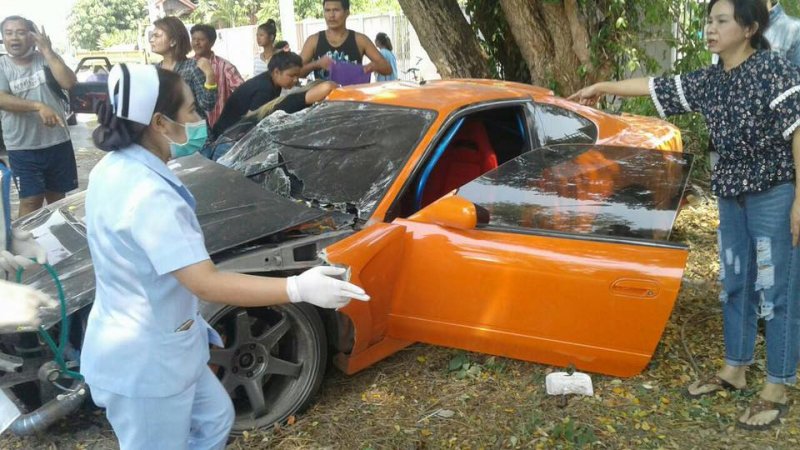 В Таиланде монах разбил спортивный Ниссан своего приятеля