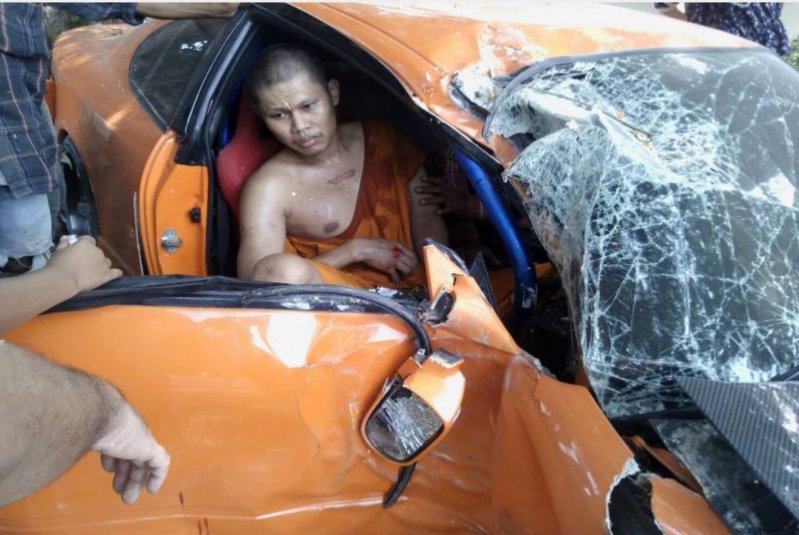 В Таиланде монах разбил спортивный Ниссан своего приятеля