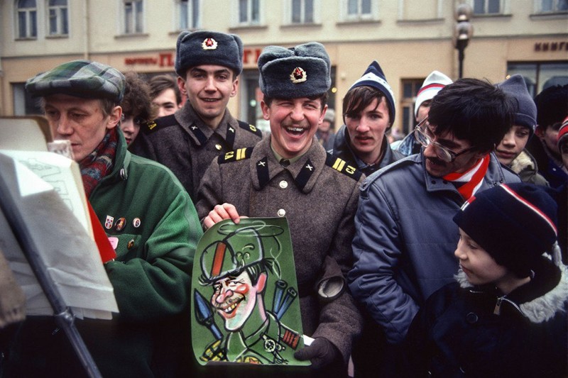  Художник на Арбате и солдаты. 1989 год.
