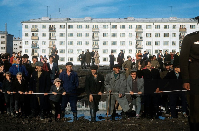 Народ встречает де Голля в Академгородке Новосибирска, 1960 год.