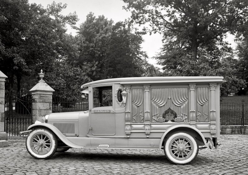 Следом за flower car на дороге появляется последний транспорт мертвеца – катафалк. Lincoln 1924