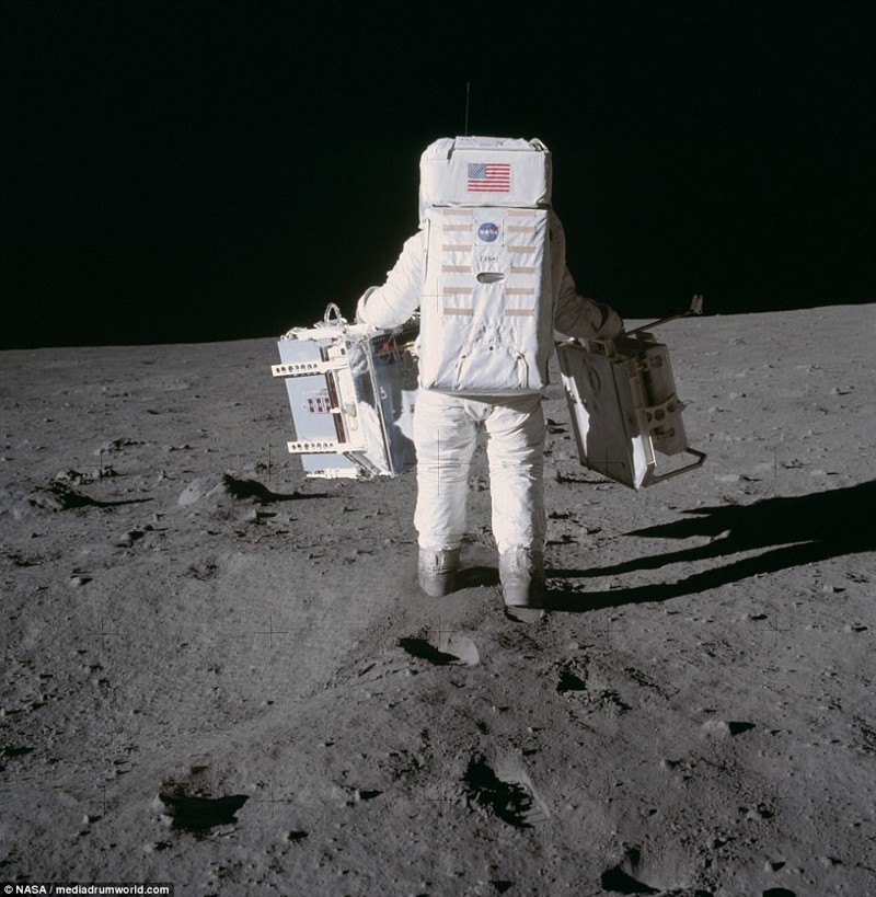 Успешное выполнение программы полета "Аполлона-11" означало достижение национальной цели, поставленной Президентом США Джоном Кеннеди в мае 1961 года - до конца десятилетия осуществить высадку на Луну
