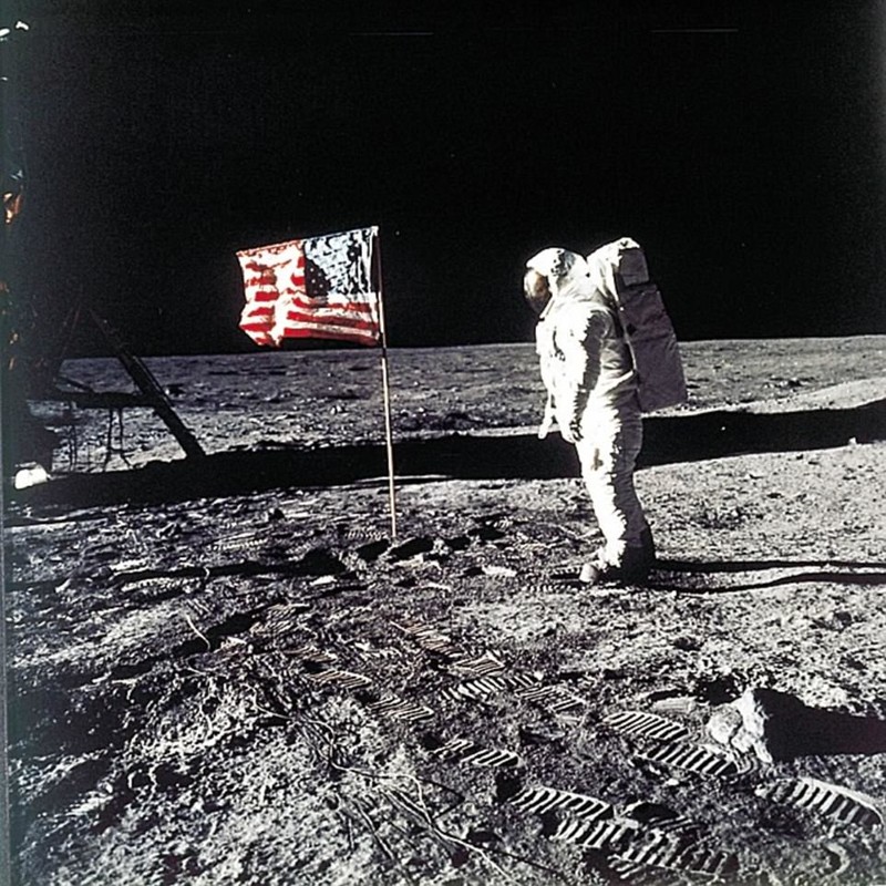 Первая успешная высадка человека на Луну транслировалась в прямом эфире по всему миру, она фактически положила конец космической гонке США и СССР 