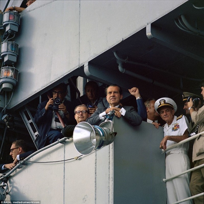 Президент США Ричард Никсон в ожидании экипажа "Аполлона-11" после возвращения на Землю