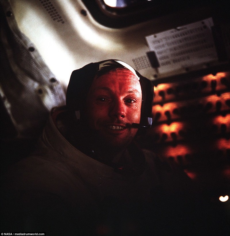 Нил Армстронг, командир миссии "Аполлон-11", в кабине "Орла" после выхода на поверхность Луны