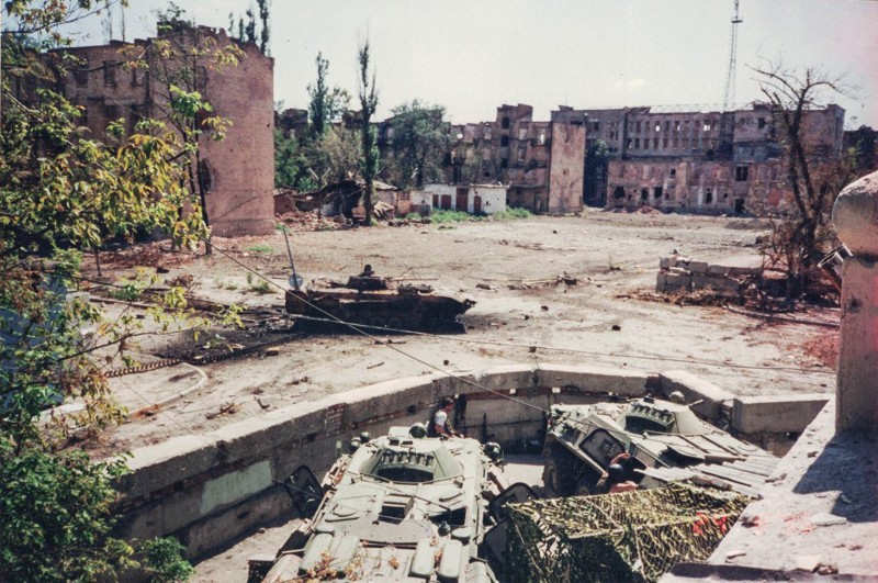 Небольшой отряд группы Альфа, удерживавший здание УФСБ Грозного летом 1996 года, Первая чеченская.