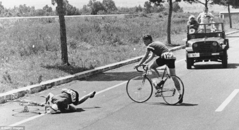 Датчанин Курт Янсен теряет сознание от передоза амфетамина, Олимпиада, Рим, 1960 год.